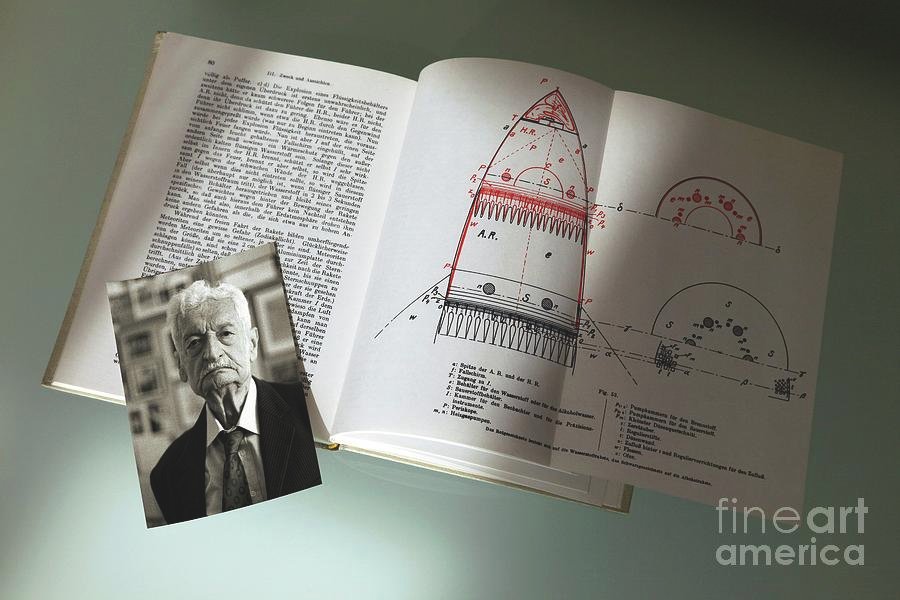 Hermann Oberth's draft of a manned structural platform that would orbit the Earth and serve as a basis for future space exploration