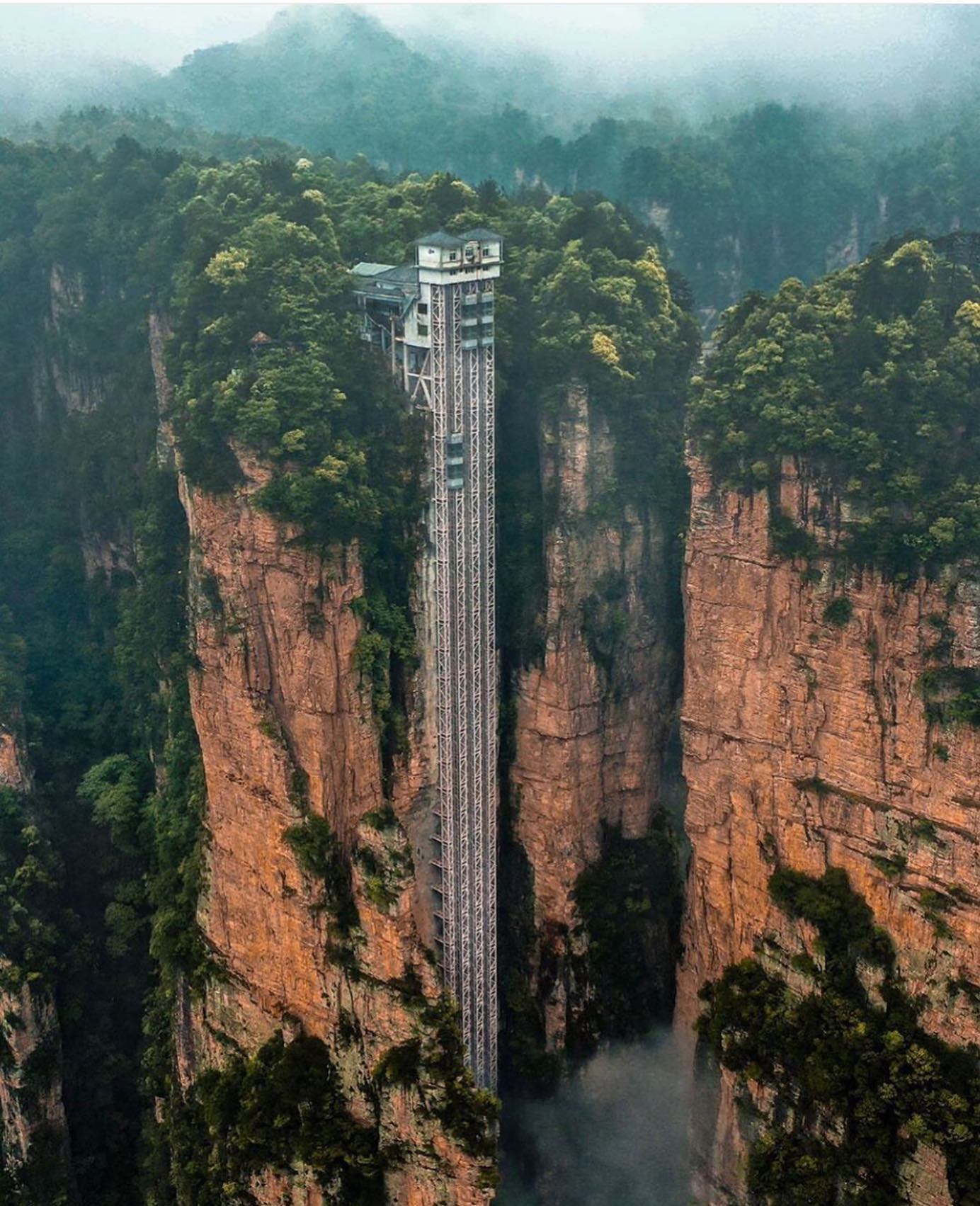 construçãocivilElevador Bailong, located in the park of Zhangjiajie  National Forest (China), It was built on the cliff and is the tallest and heaviest  outdoor elevator in the world. Fonte: @instagram Photo by @